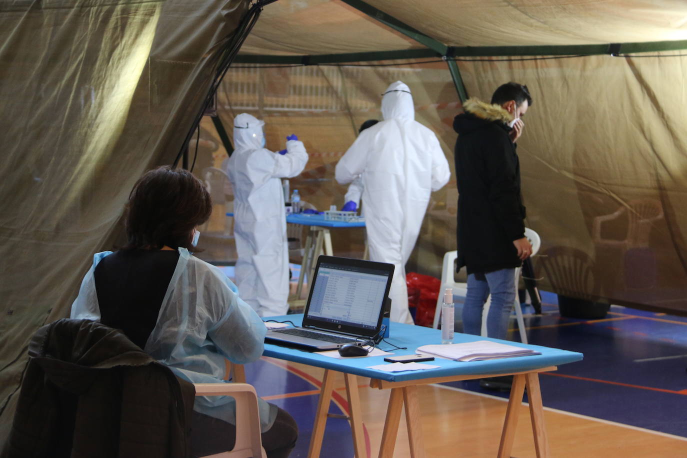 Miles de vecinos se han acercado en la primera jornada del cribado masivo para hacerse su prueba de antígenos.