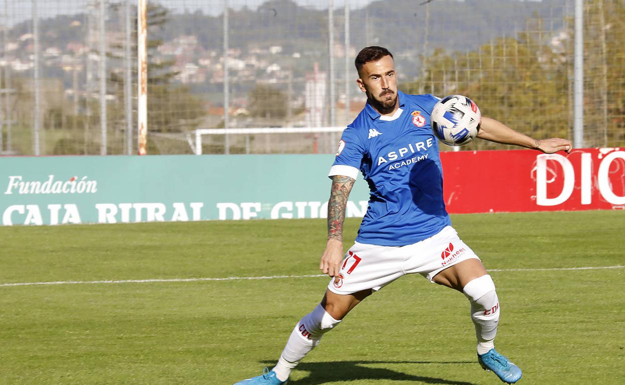 Dioni en una acción del equipo en Gijón.