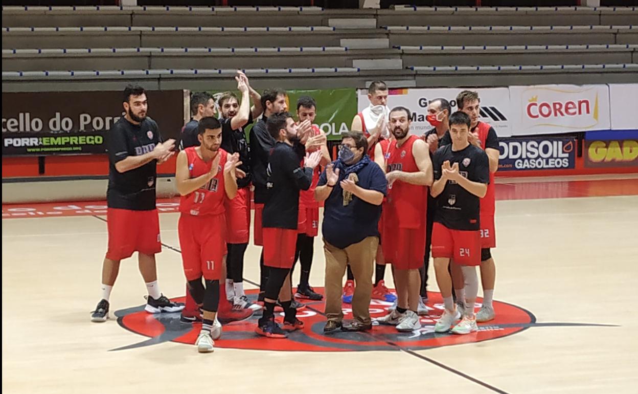 Los jugadores del Porriño celebran su triunfo.