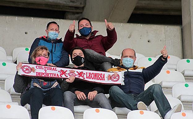 Galería. Aficionados de la Cultural durante el partido de este domingo.