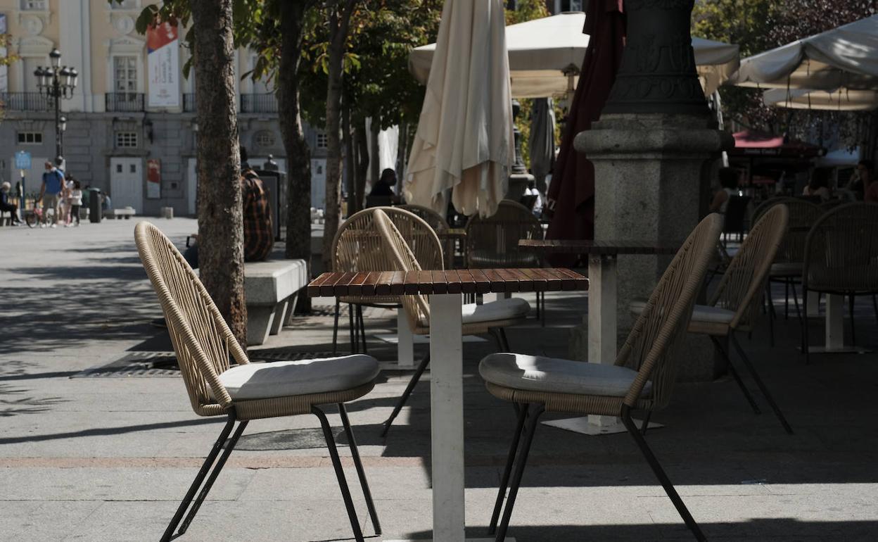 La terraza de un bar del centro de Madrid, vacía.