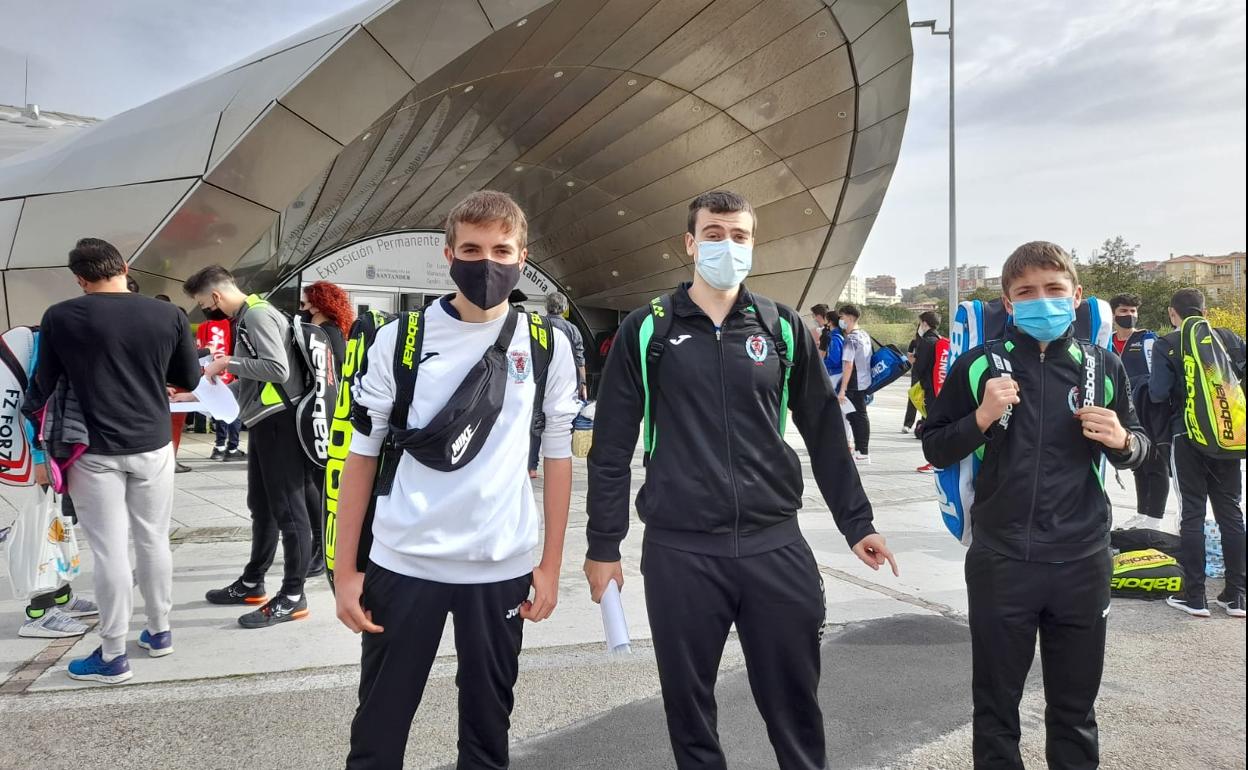 Los jugadores y el técnico, a la puerta del pabellón. 