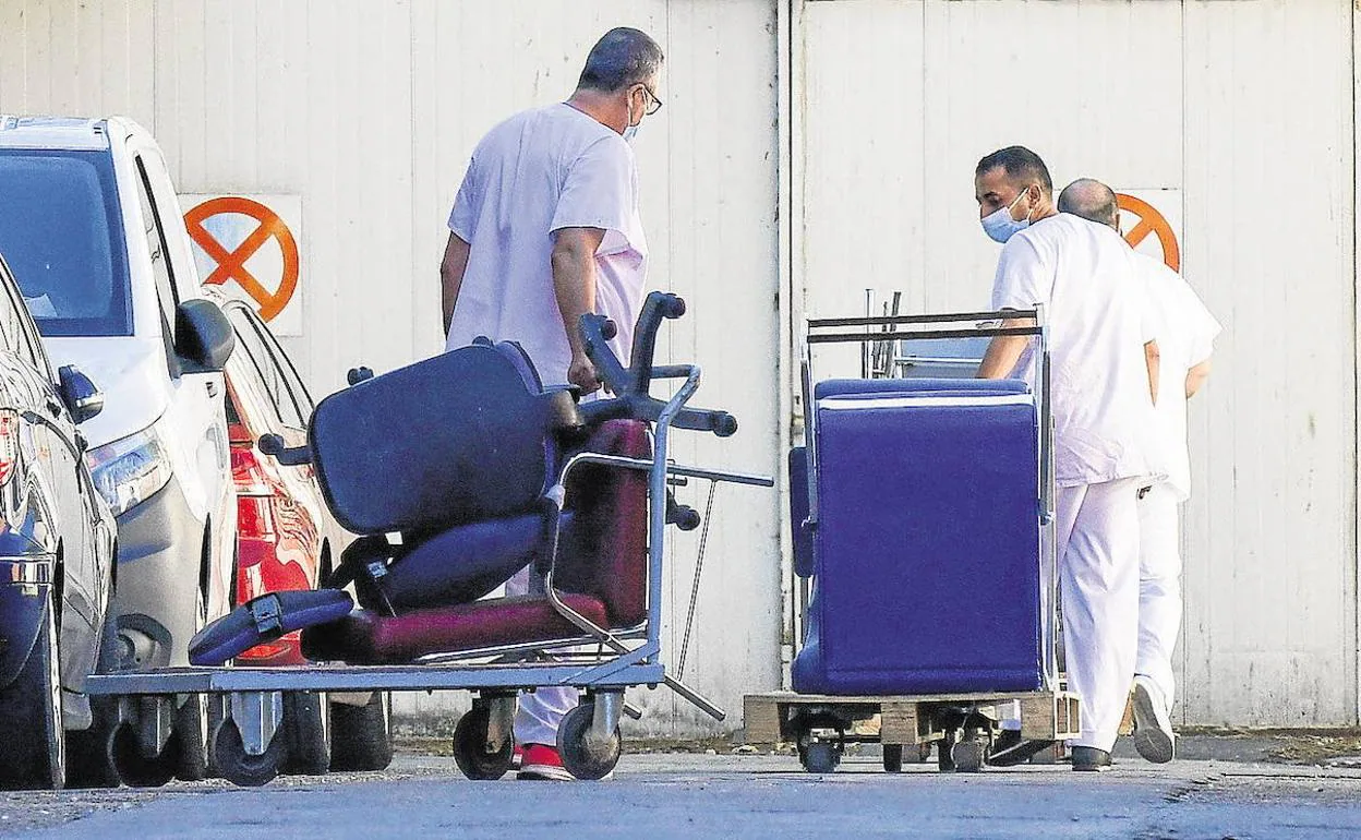 Personal sanitario transporta camas y sillas al edificio Rondilla, el antiguo hospital Río Hortega.