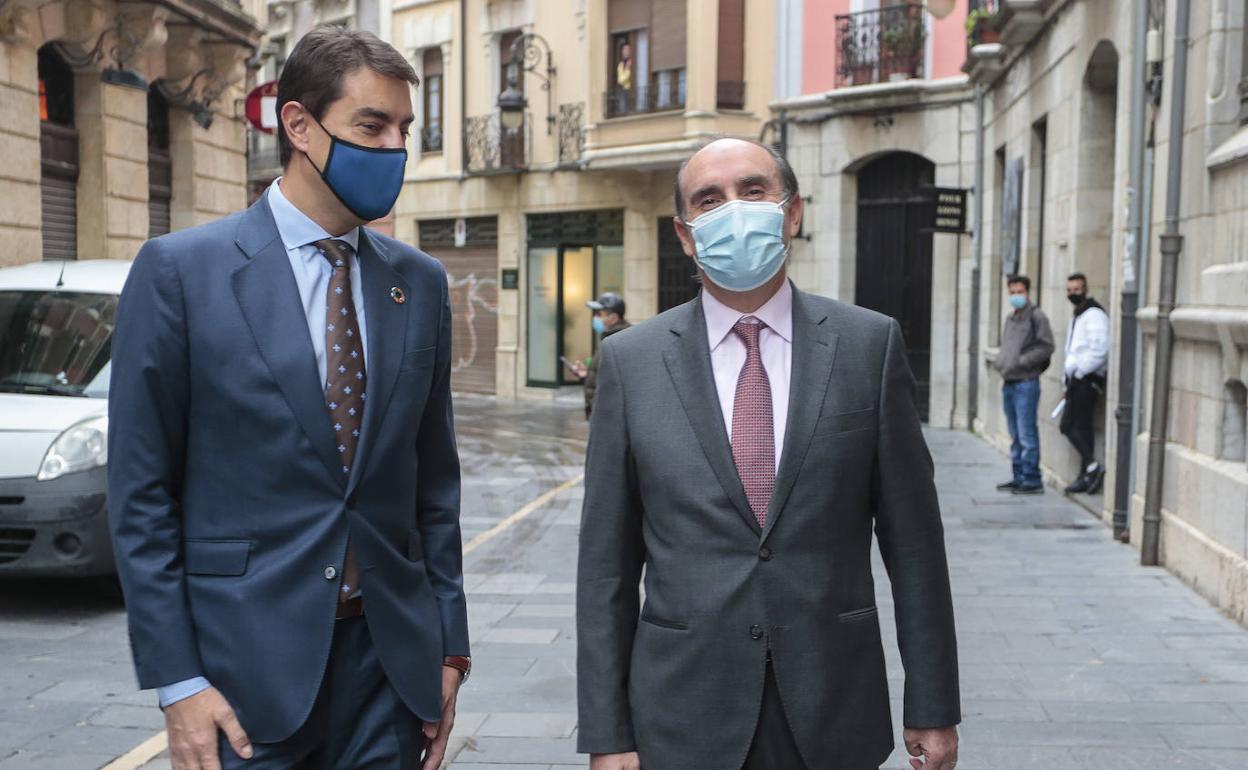 Visita del consejero de Presidencia a la sede del Procurador del Común, en León.