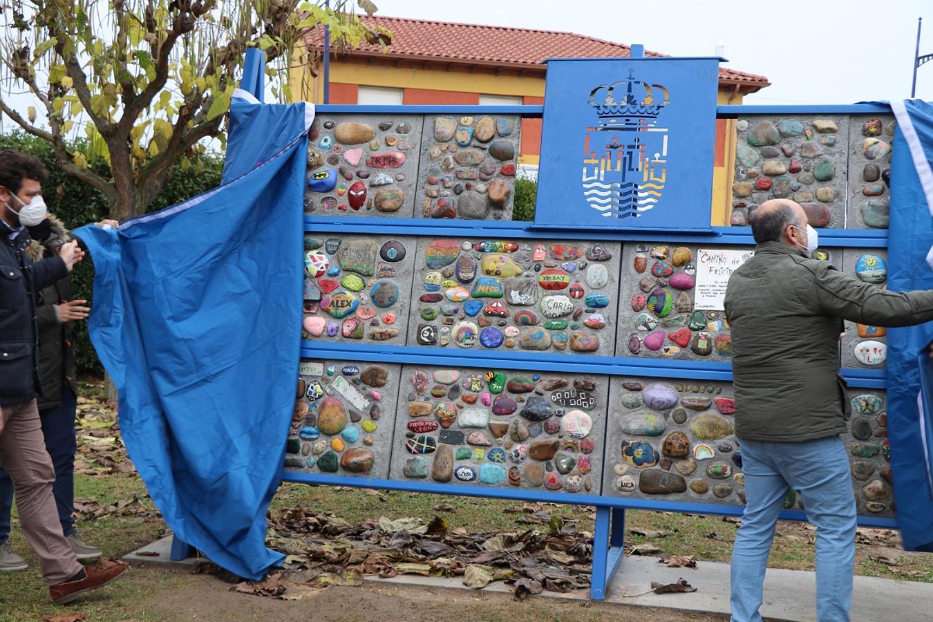 Inauguración del monolito con las piedras del 'Camino de la felicidad' en el parque de la Casa de Cultura de Villaobispo. 