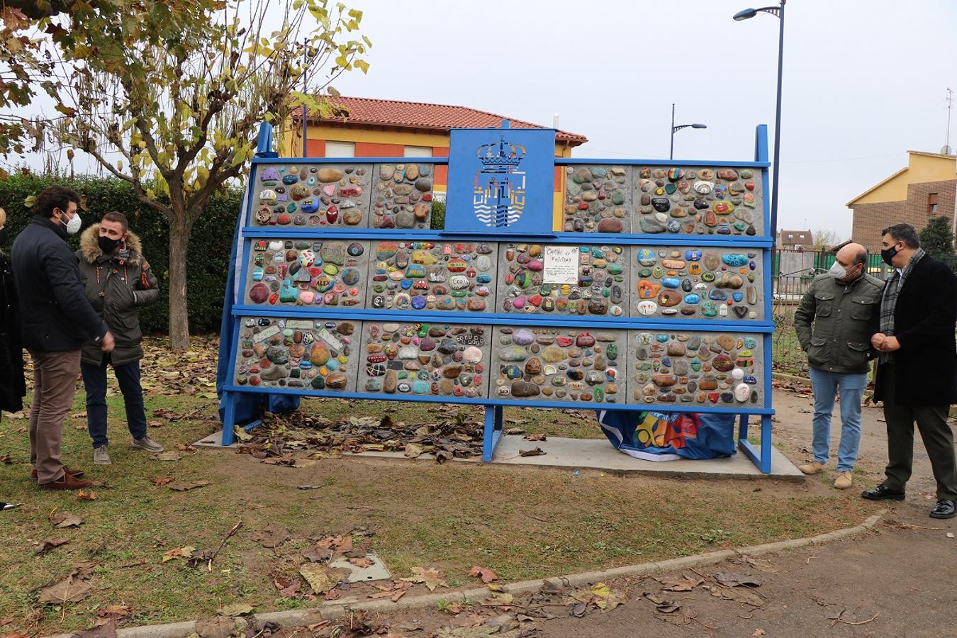 Inauguración del monolito con las piedras del 'Camino de la felicidad' en el parque de la Casa de Cultura de Villaobispo. 