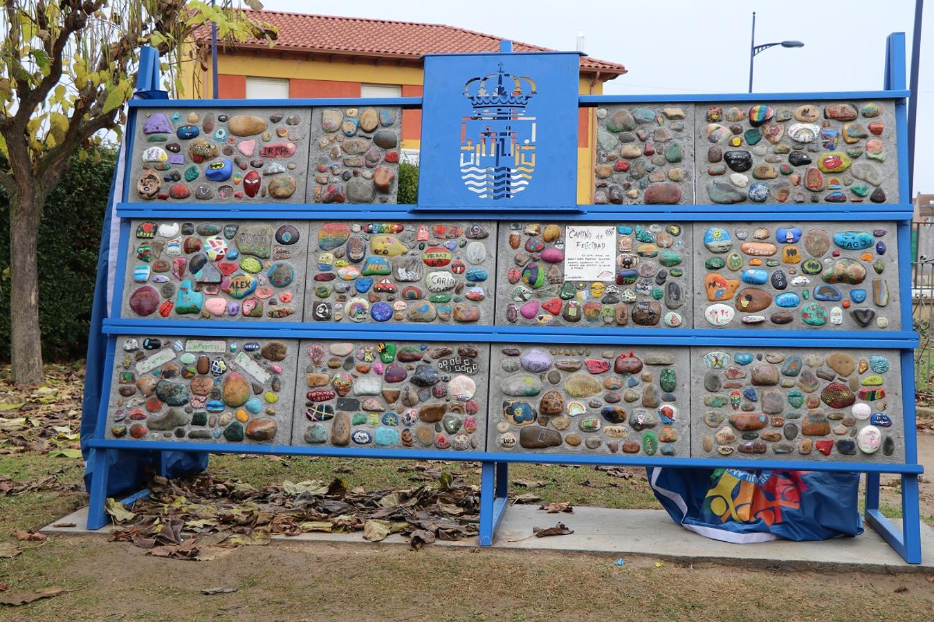 Inauguración del monolito con las piedras del 'Camino de la felicidad' en el parque de la Casa de Cultura de Villaobispo. 