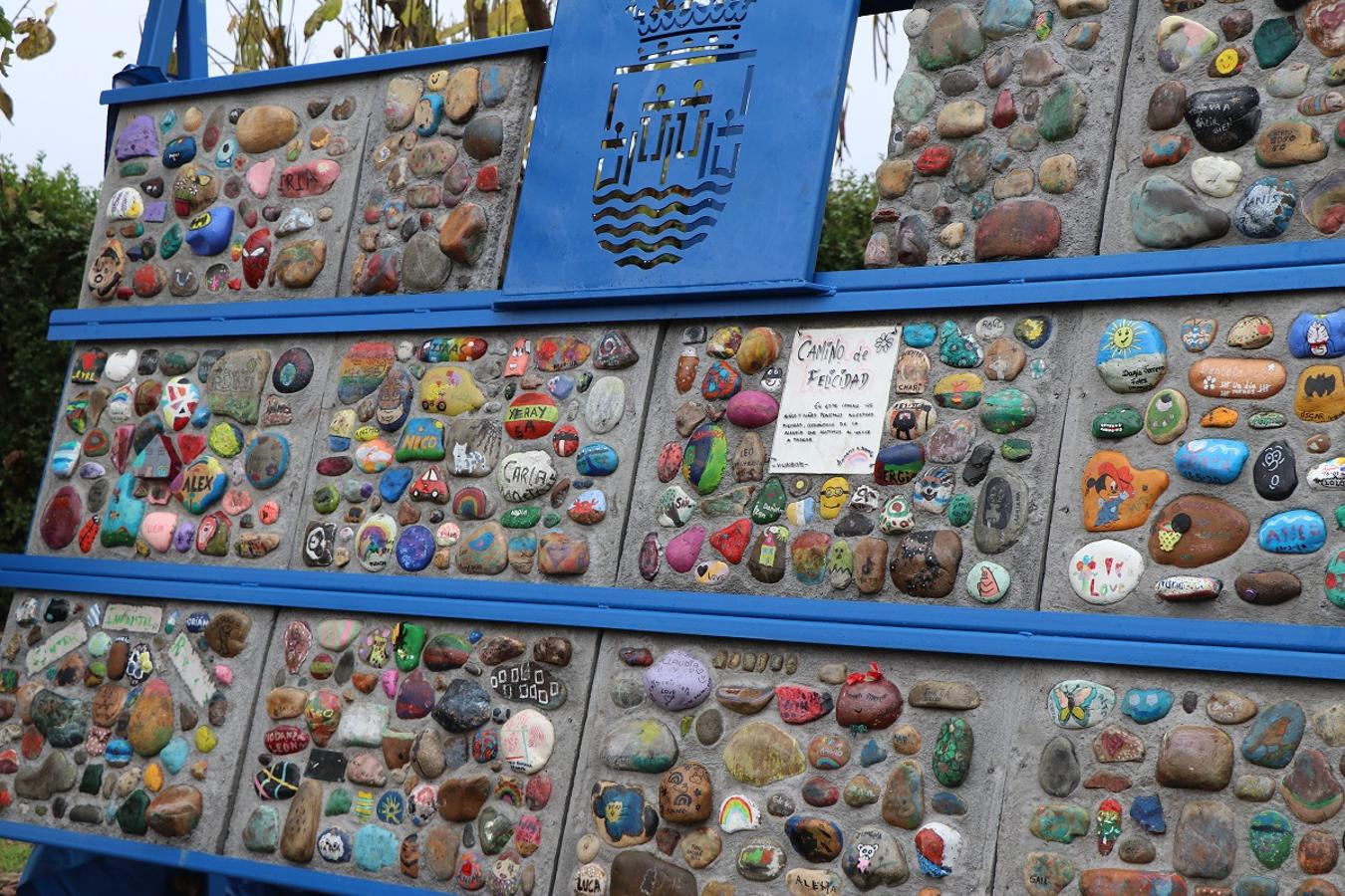 Inauguración del monolito con las piedras del 'Camino de la felicidad' en el parque de la Casa de Cultura de Villaobispo. 