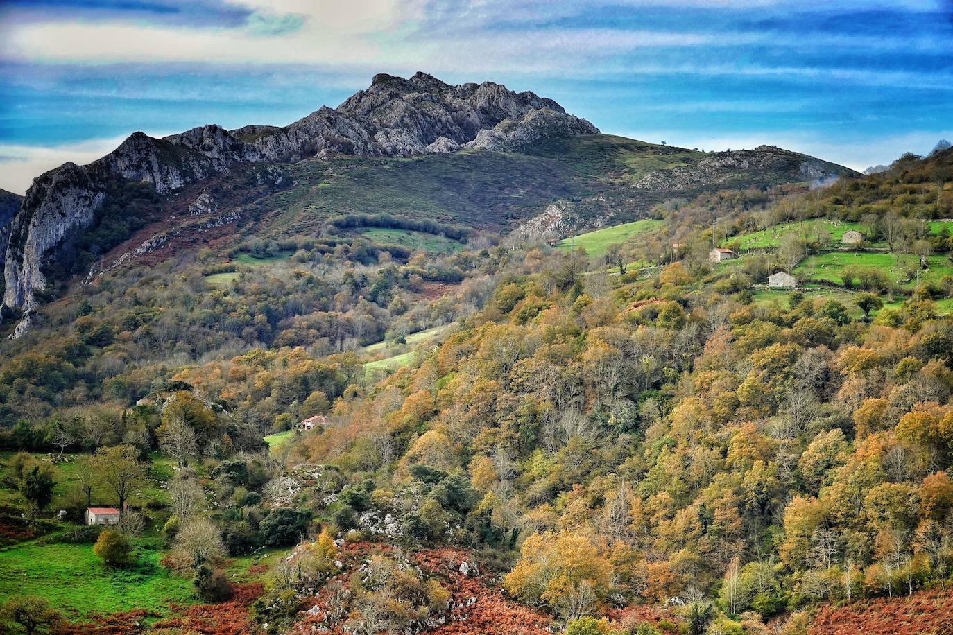 Los colores del otoño, e incluso el blanco de la nieve, ya han teñido los rincones de los Picos de Europa, uno de los lugares más imponentes de Asturias. En este espacio encontraremos las cumbres más altas de la Cordillera Cantábrica como la más emblemática: el Picu Urriellu o Naranjo de Bulnes con sus 2.519 metros de altitud. Un total de 67.127 hectáreas que conforman una de las mejores reservas mundiales de los ecosistemas ligados al bosque atlántico.