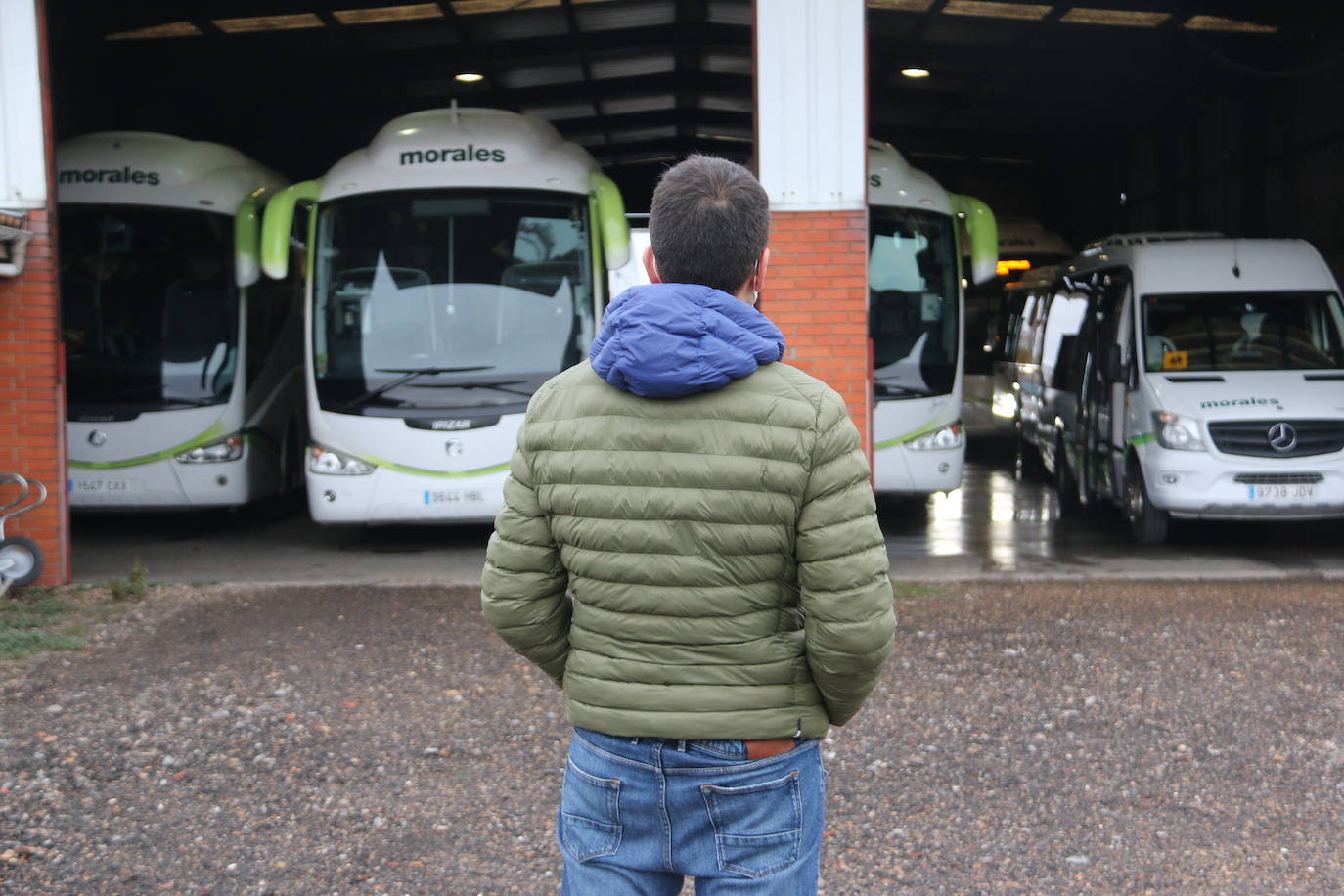 Para Juan Morales, dueño de autobuses Morales, contemplar toda su flota de vehículos dentro de la nave familiar no es precisamente un motivo de orgullo. Y es que estos autobuses, que deberían estar en ruta, han quedado paralizados por la pandemia que tantos sectores ha noqueado.