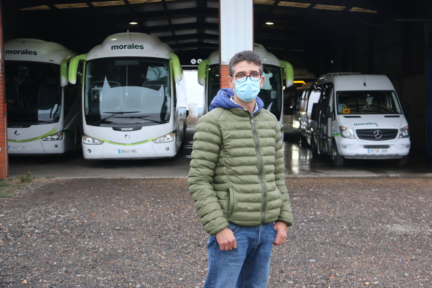 Para Juan Morales, dueño de autobuses Morales, contemplar toda su flota de vehículos dentro de la nave familiar no es precisamente un motivo de orgullo. Y es que estos autobuses, que deberían estar en ruta, han quedado paralizados por la pandemia que tantos sectores ha noqueado.