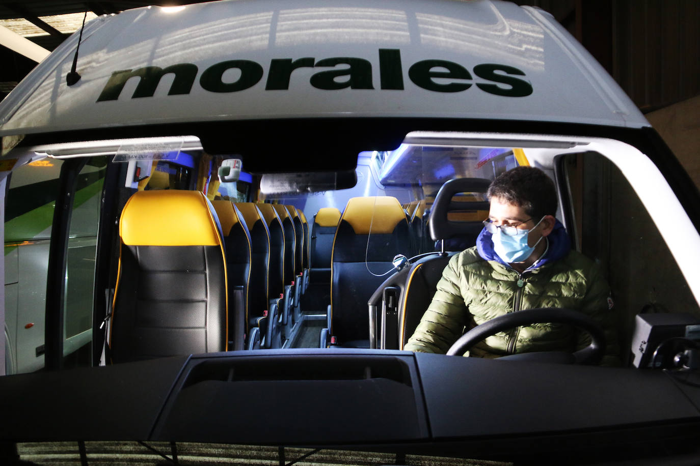 Para Juan Morales, dueño de autobuses Morales, contemplar toda su flota de vehículos dentro de la nave familiar no es precisamente un motivo de orgullo. Y es que estos autobuses, que deberían estar en ruta, han quedado paralizados por la pandemia que tantos sectores ha noqueado.