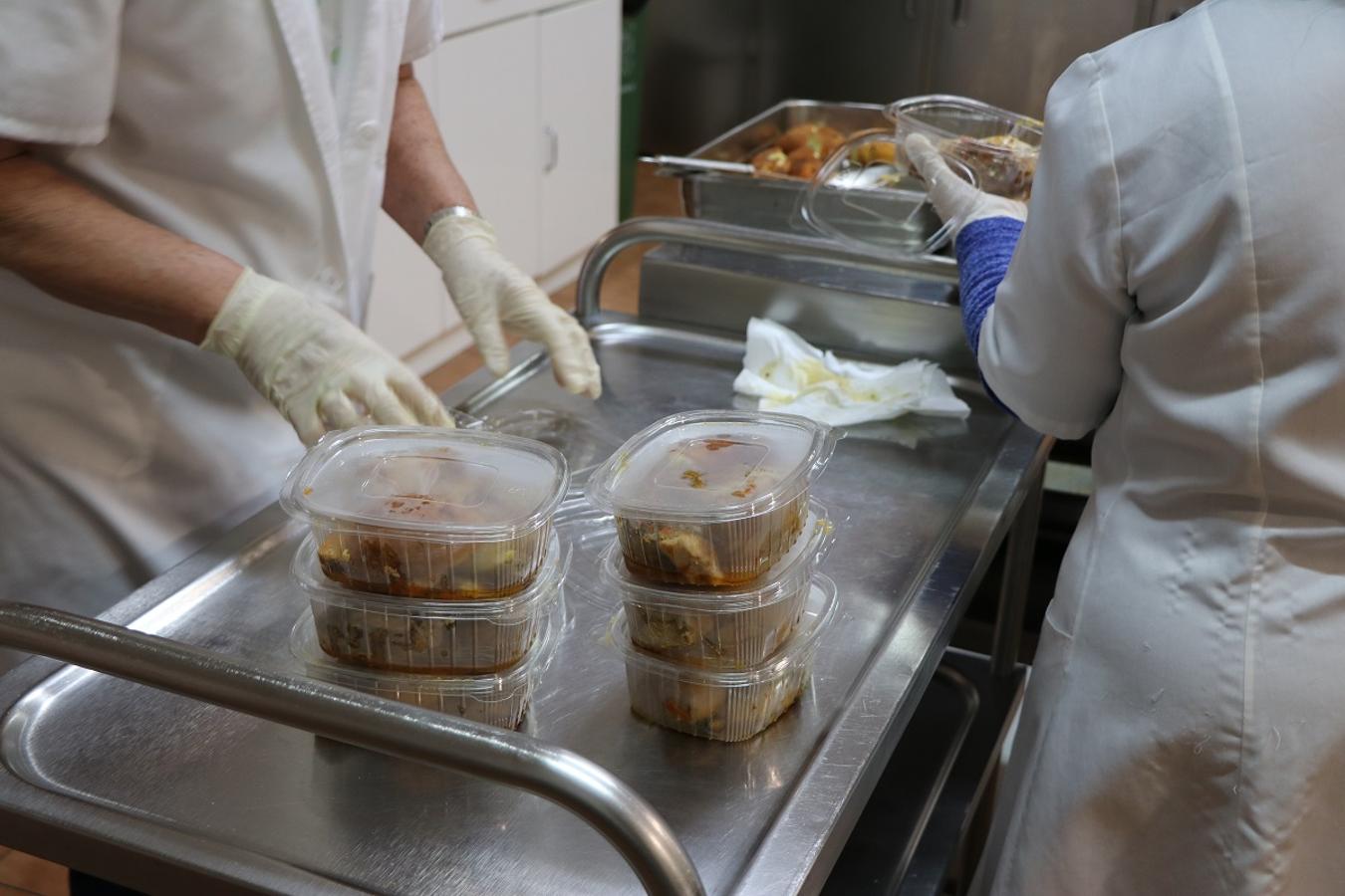 Preparación de la comida en el comedor de la Asociación Leonesa de Caridad