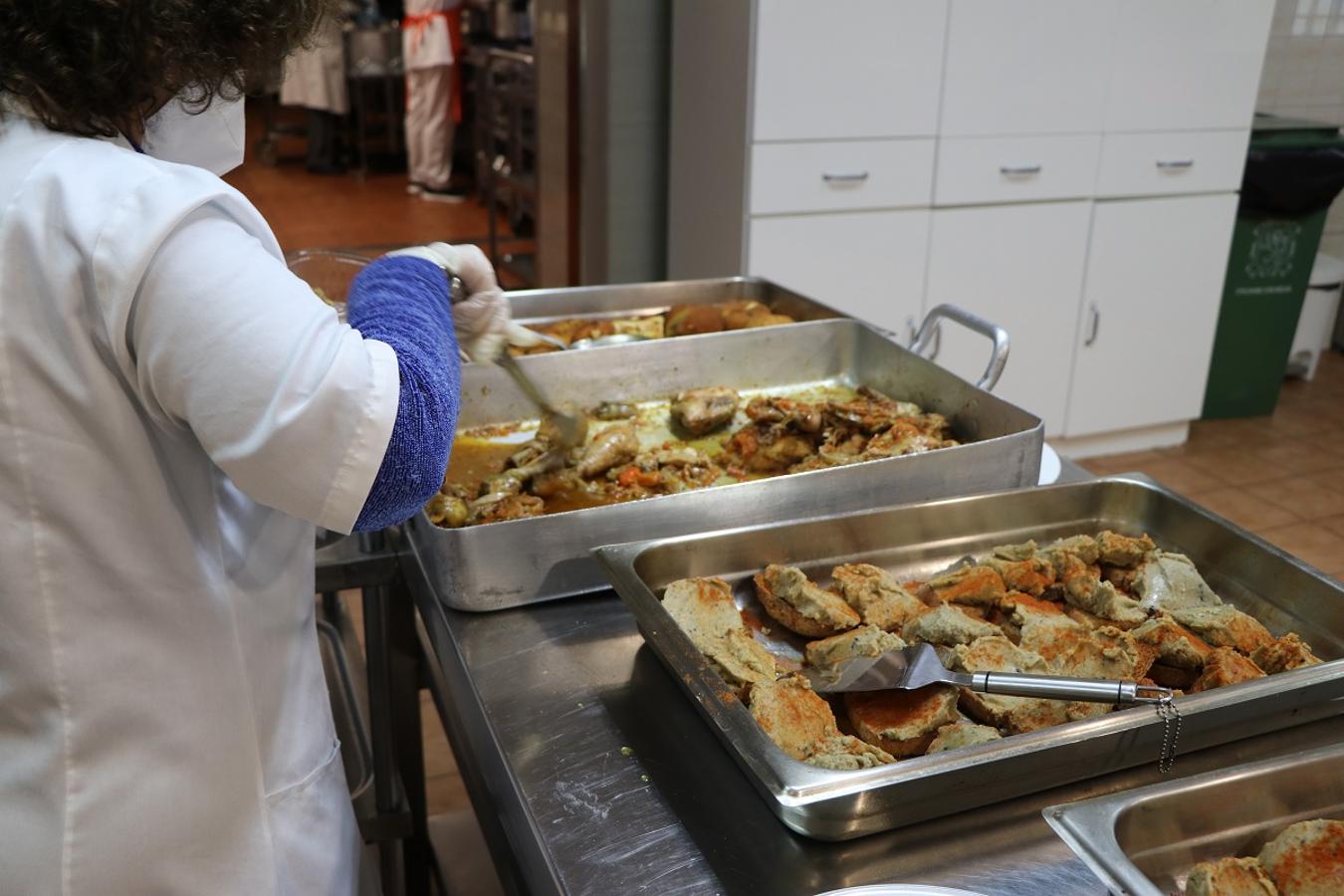 Preparación de la comida en el comedor de la Asociación Leonesa de Caridad