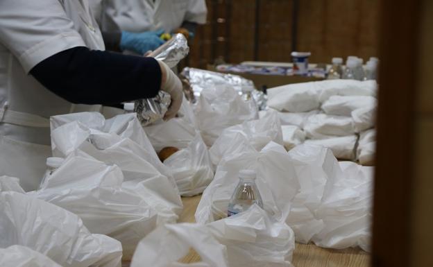 Galería. Preparación de las comidas en el comedor de la Asociación Leonesa de Caridad.