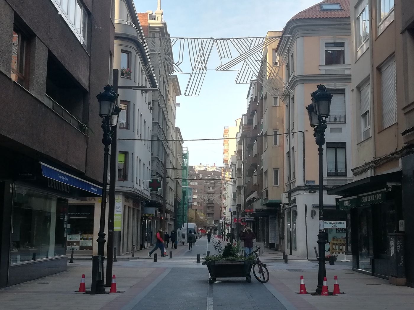 León comienza la instalación de la iluminación navideña. Pese a tratarse de la Navidad más extraña más de 250.000 puntos de luz servirán para dar color a la ciudad en una de las fechas más entrañables del año. 