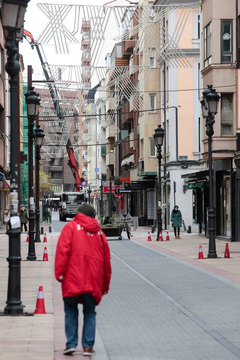 León comienza la instalación de la iluminación navideña. Pese a tratarse de la Navidad más extraña más de 250.000 puntos de luz servirán para dar color a la ciudad en una de las fechas más entrañables del año. 