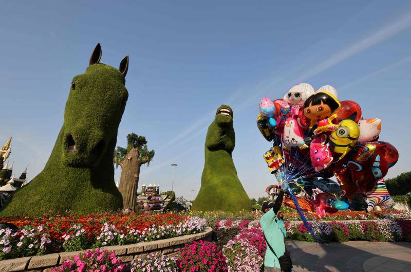 El Dubai Miracle Garden, el jardín de flores más grande del mundo, es el hogar de gigantes estructuras y millones de variedades de flores y plantas. Allí habitan enormes gatos, aviones que parecen hechos a escala real, caballos que multiplican su tamaño o gigantes elefantes. Y todas estas construcciones tienen en común que están realizadas con flores y plantas. 