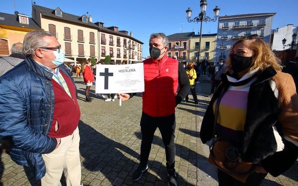 Más de 200 personas secundan en la plaza del Ayuntamiento de Ponferrada la protesta para reclamar que las ayudas al sector se pongan en marcha / Anuncian que se constituirán en asociación y temen nuevos cierres más allá del puente de la Constitución / El alcalde, Olegario Ramón, reclama a las administraciones superiores que «instrumentalicen una serie de ayudas efectivas que lleguen de manera rápida»