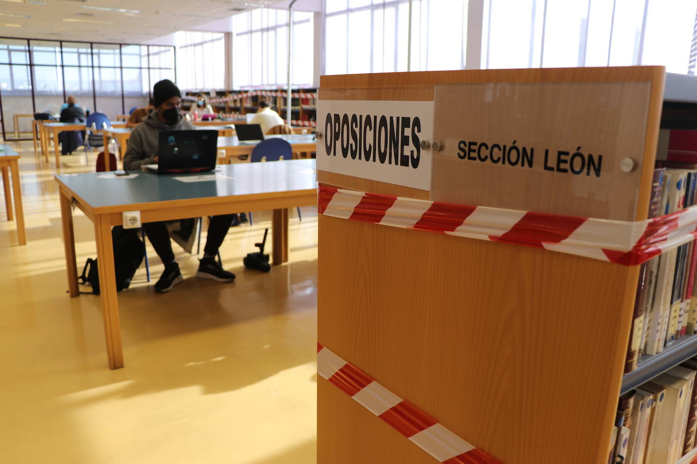 La Biblioteca Pública de León se ha adaptado con diferentes protocolos a la crisis sanitaria del coronavirus, como la cuarentena de los libros, la reducción de aforos y los libros a demanda.