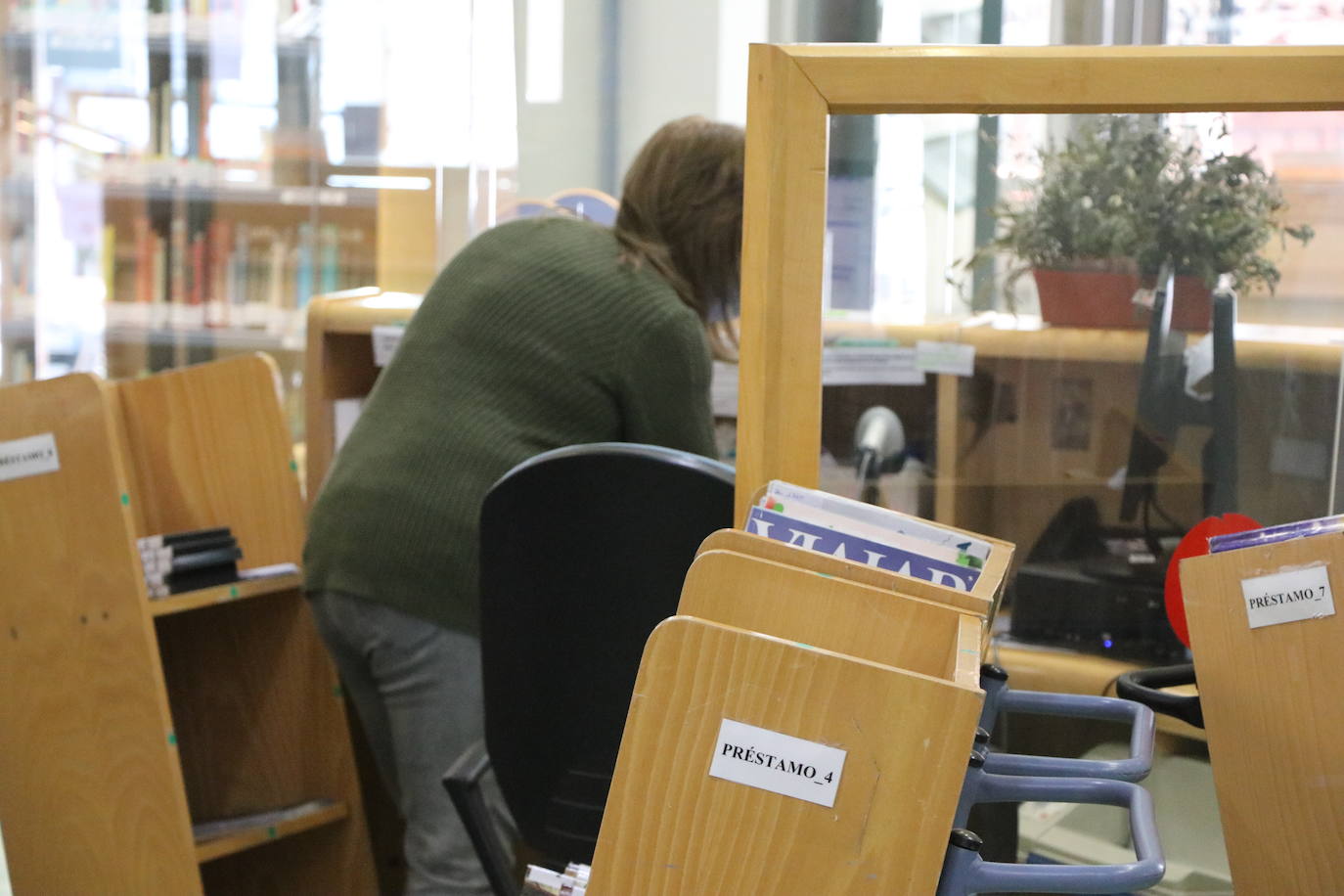 La Biblioteca Pública de León se ha adaptado con diferentes protocolos a la crisis sanitaria del coronavirus, como la cuarentena de los libros, la reducción de aforos y los libros a demanda.