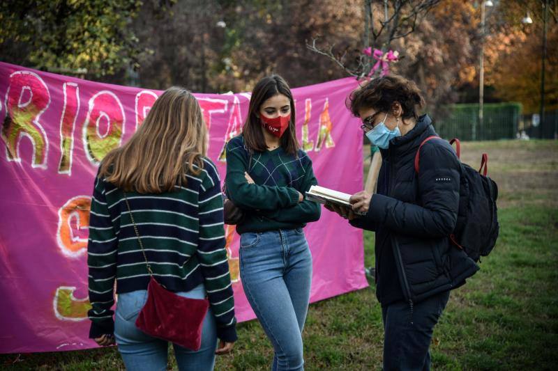 La pandemia de coronavirus está provocando imágenes que hace un año nos costaría creer. Aunque los datos apuntan a que el virus ataca en menor medida a los más pequeños, lo cierto es que los niños y niñas también están sufriendo los efectos de la crisis sanitaria. Los estudiantes de las escuelas italianas de Gioberti y Calvino, en Turín, tienen que estudiar en la calle debido al cierre impuesto por el Gobierno a raíz de la segunda oleada de covid-19. Una situación que no dista demasiado de lo que ocurre la ciudad mexicana de Culiacán, donde los menores tienen que estudiar en una escuela improvisada para las familias que no tienen acceso a clases en línea durante la pandemia. Unas aulas que ayudaron a crear los hijos del narcotraficante 'El Chapo Guzmán. En contraposición, en Mainz, Alemania, los alumnos asisten a sus clases en un aula equipada con un sistema de ventilación desarrollado por el científico Frank Helleis elaborado únicamente con material disponible en tiendas de bricolaje. También ha cambiado la educación en Dakar, China o Brooklyn.