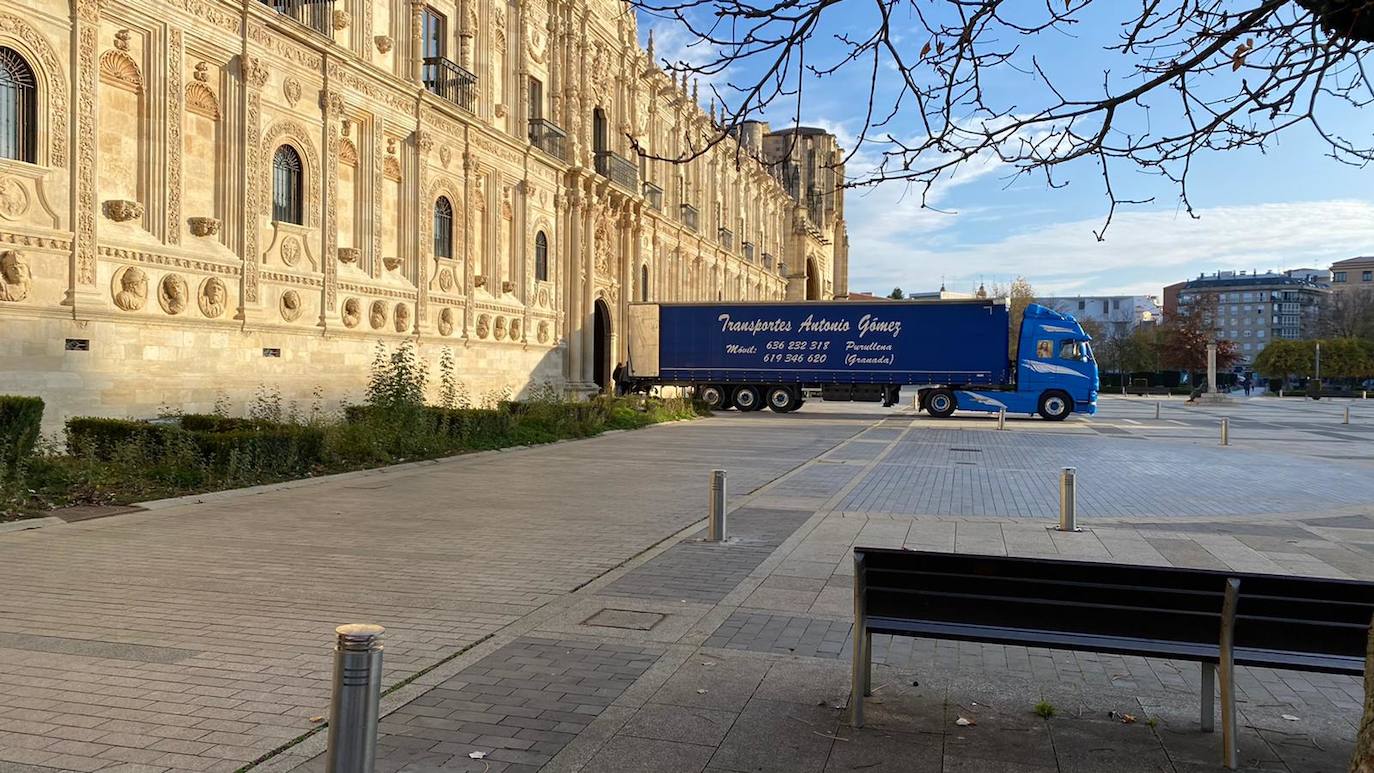 Varios camiones de transporte se han ocupado de trasladar durante la mañana de este viernes diverso material al Hostal de San Marcos. Las puertas del establecimiento hotelero se abrirán el próximo día 3 de diciembre.