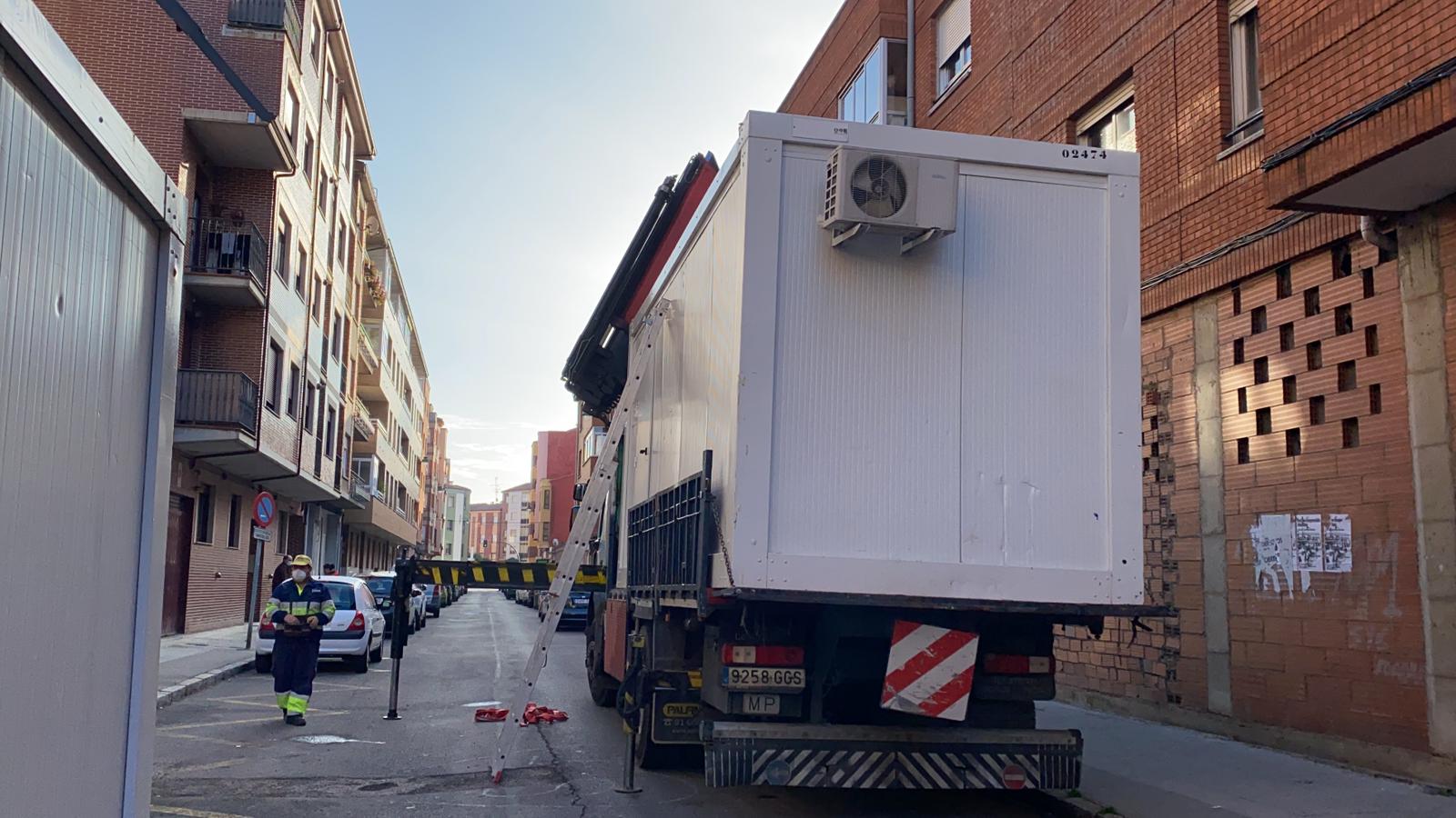 Contenedores de obra para 'humanizar' las esperas en los centros de salud de León. Climatizados, con un espacio interior medio de seis metros por 2,4 metros, han comenzado a ser instalados en el exterior de los centros de salud de la provincia. El objetivo es evitar colas en las calles aunque su limitado espacio interior choca con las limitaciones establecidas para mantener la distancia de seguridad. 