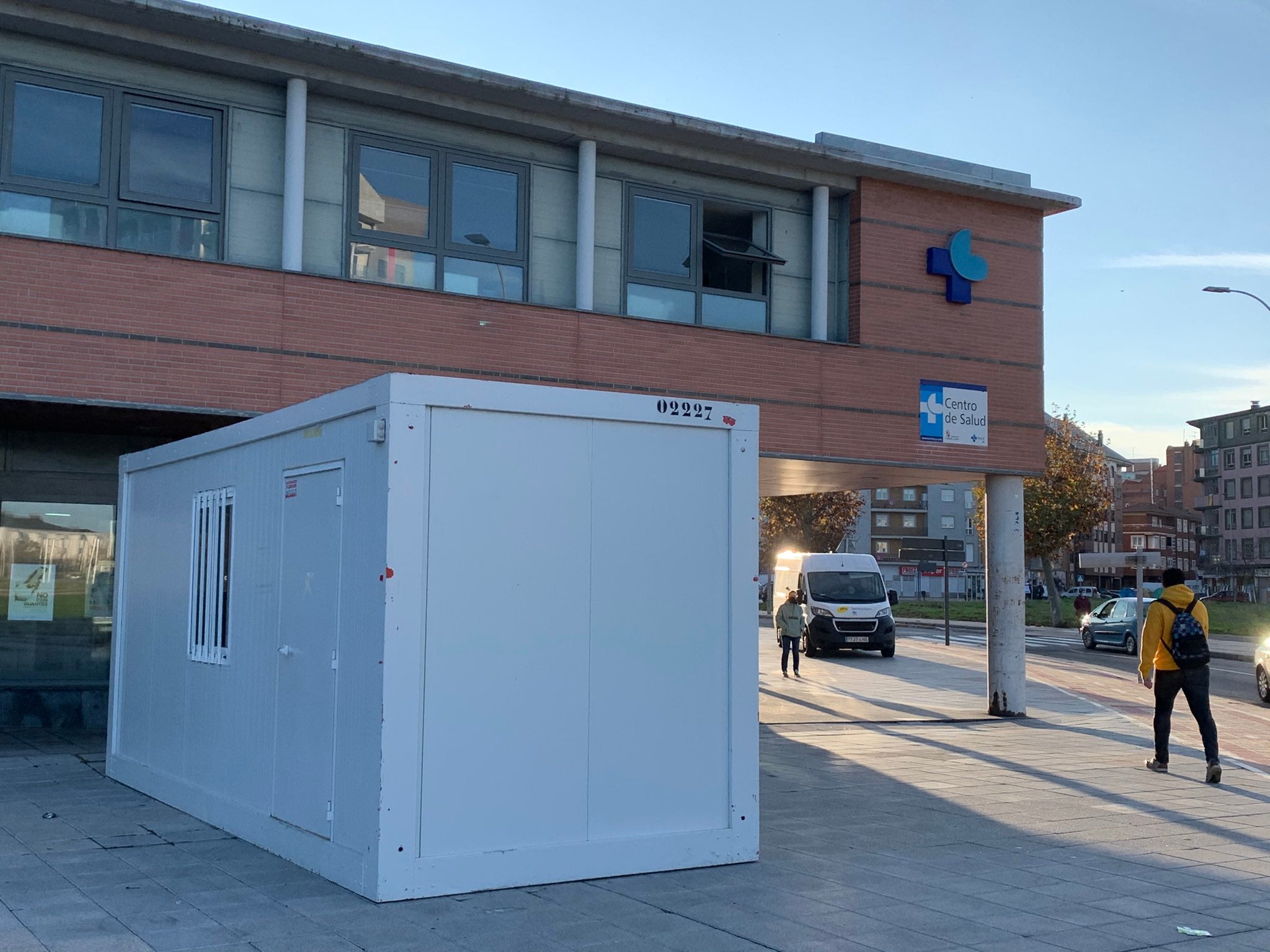 Contenedores de obra para 'humanizar' las esperas en los centros de salud de León. Climatizados, con un espacio interior medio de seis metros por 2,4 metros, han comenzado a ser instalados en el exterior de los centros de salud de la provincia. El objetivo es evitar colas en las calles aunque su limitado espacio interior choca con las limitaciones establecidas para mantener la distancia de seguridad. 