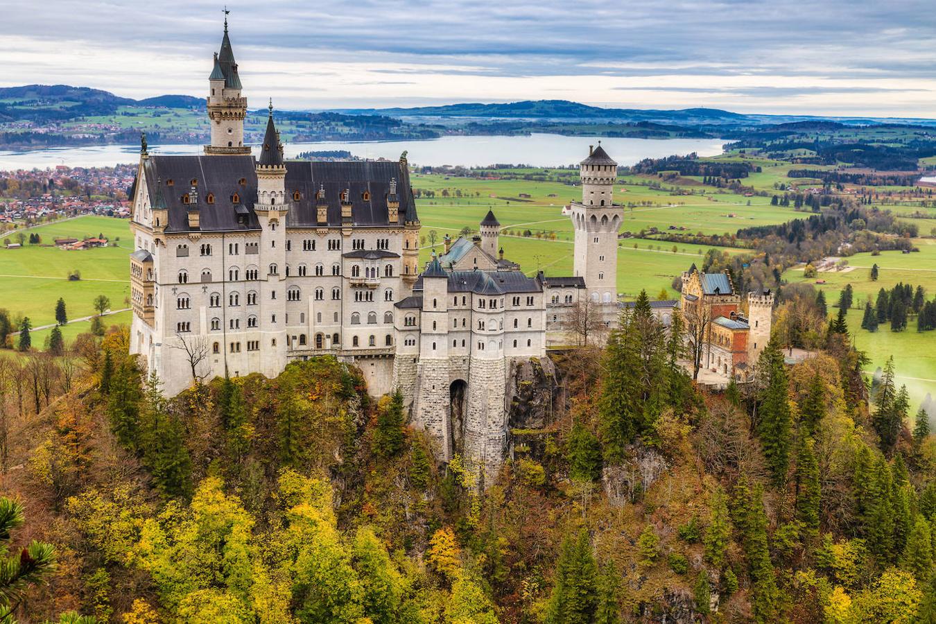 Neuschwanstein (Alemania). Equipado con plomería y electricidad de última generación, así como calefacción central a vapor y el primer teléfono móvil de la historia (con una cobertura de seis metros). En la decoración hay continuas referencias a leyendas y personajes medievales como Tristán e Isolda o Fernando el Católico. Se dice que inspiró el célebre castillo que preside los parques de atracciones de Disney.