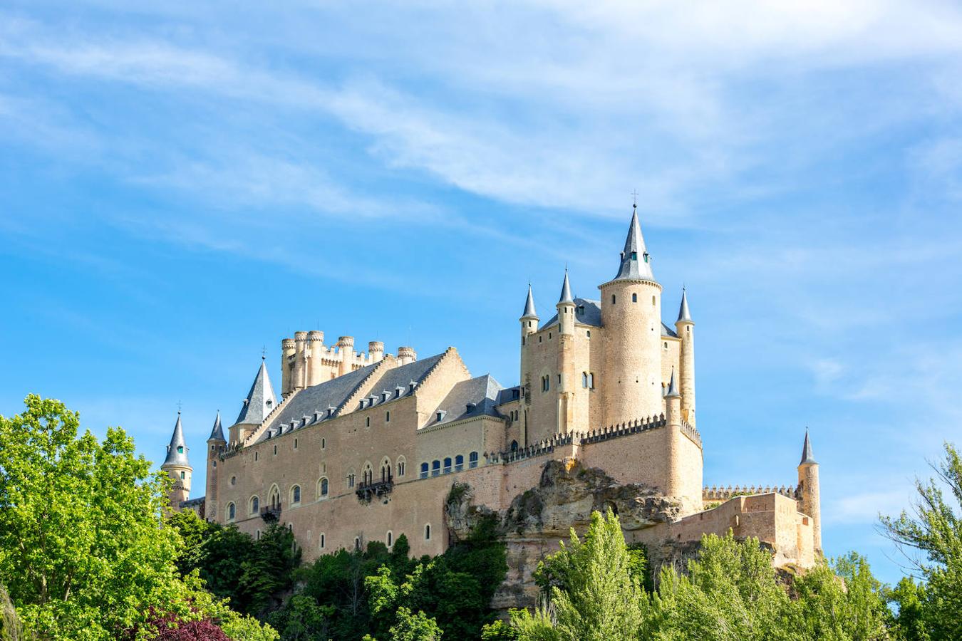 Alcázar de Segovia (España). En lo alto de la ciudad, sus muros son testigos de la historia de España. Se trata de un edificio austero elevado sobre la roca en la confluencia de los valles del Eresma y el Clamores.