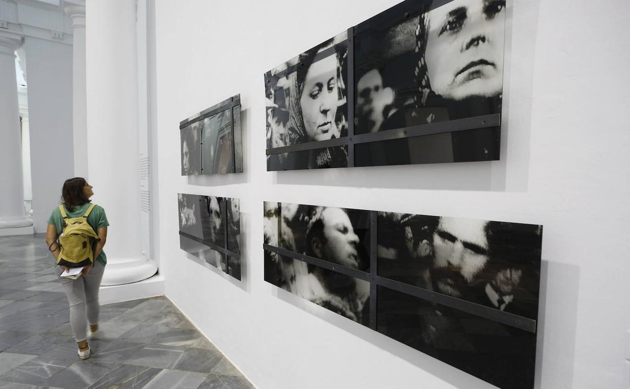 Fotografías de Ana Teresa Ortega, en una exposición.
