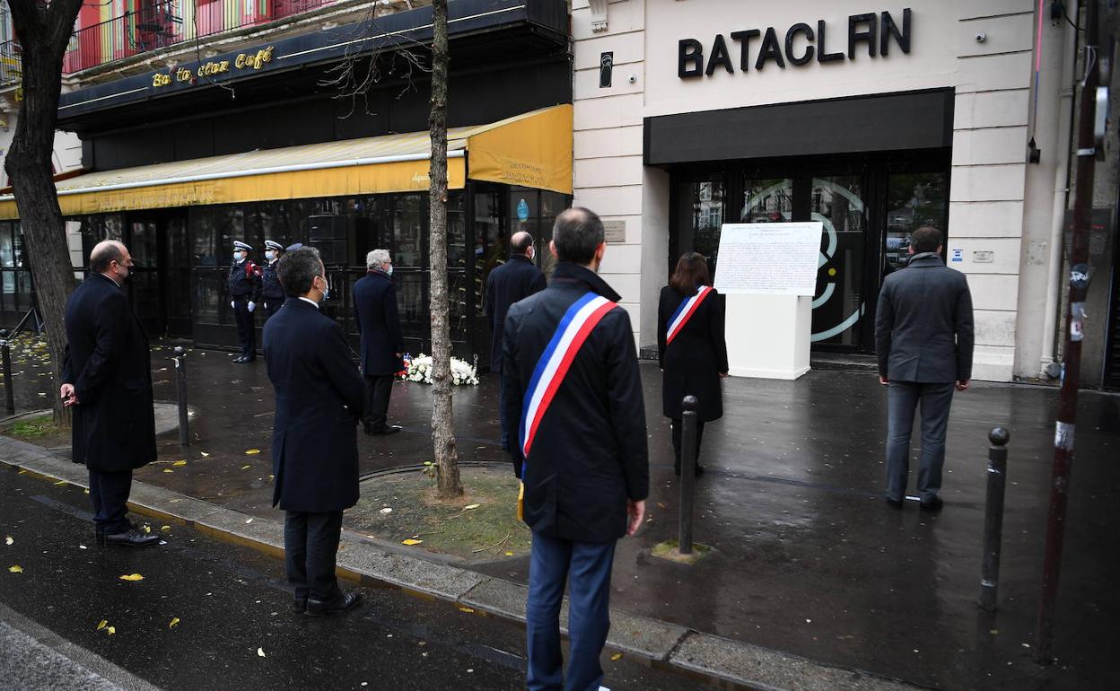 Las autoridades francesas recuerdan a las víctimas de los atentados del 13N ante la discoteca Bataclán.