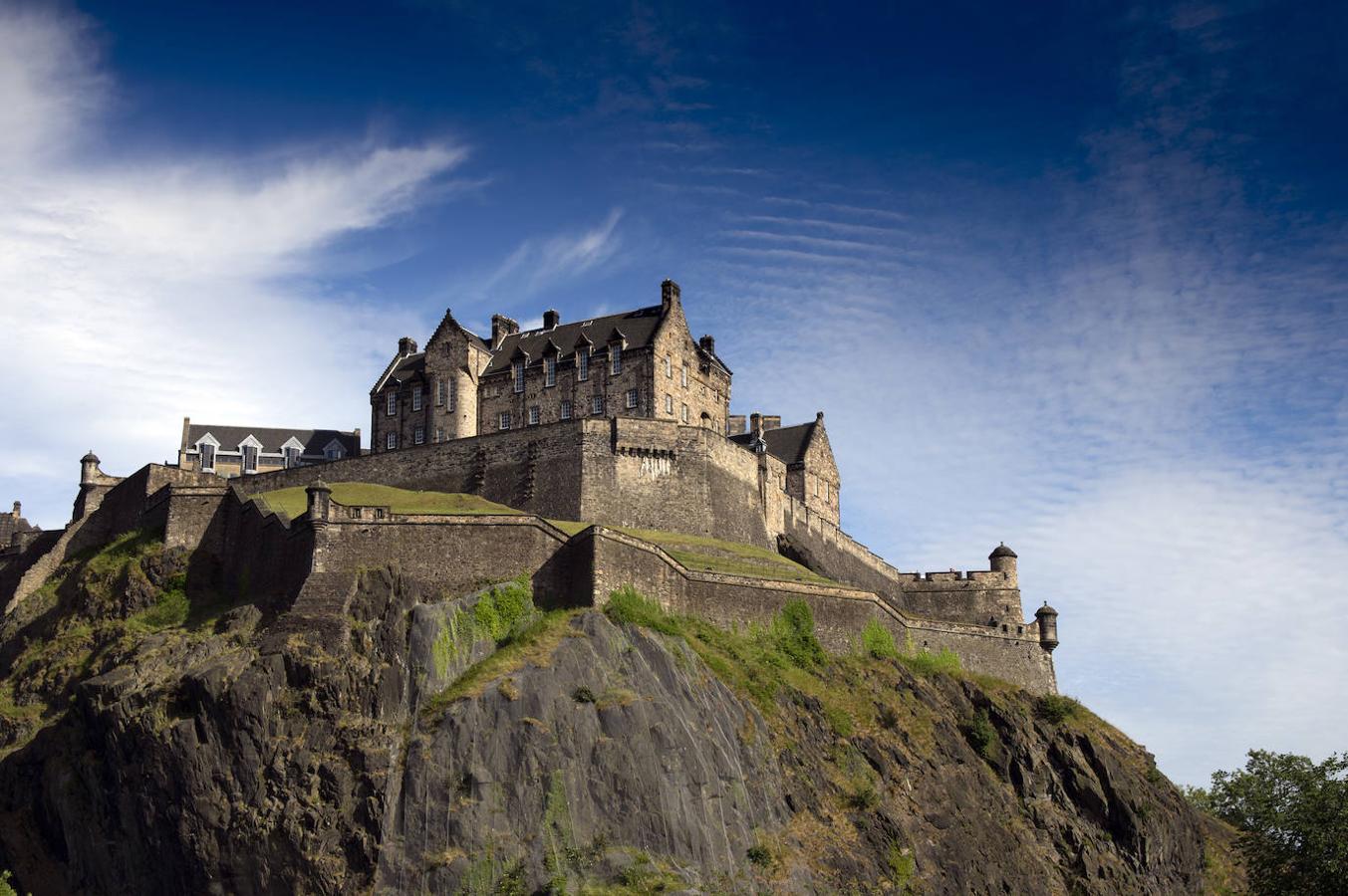 Castillo de Edimburgo (Reino Unido). Con orígenes que se remontan a la Edad del Hierro, el castillo fue erigido como bastión defensivo en 638 para los celtas. Cientos de años después, fue reconstruido como residencia de María, reina de Escocia, hasta su exilio en Inglaterra.