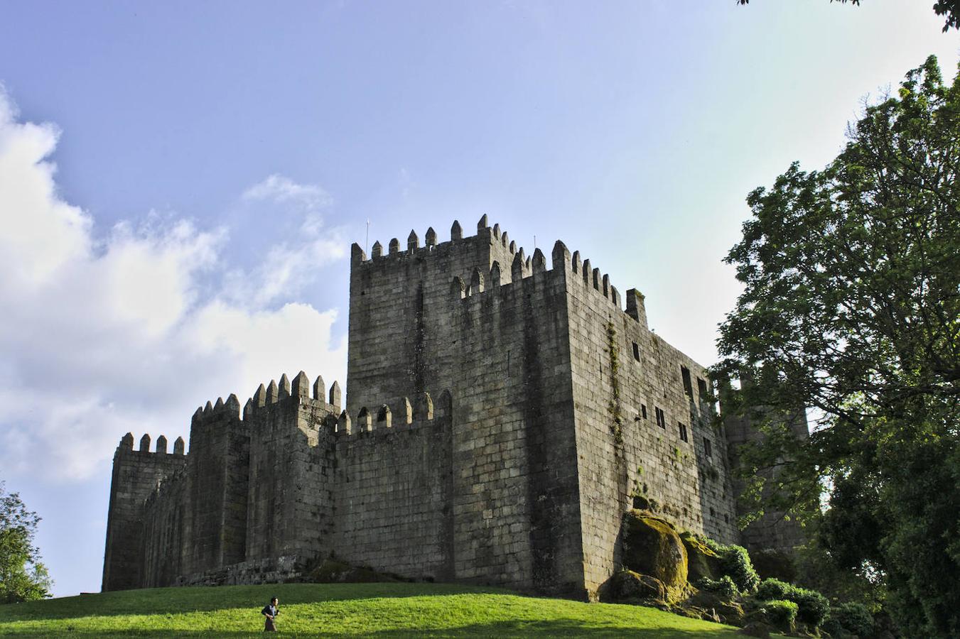 Castillo de Guimarães (Portugal). Está considerado la fortaleza medieval más importante del norte de Portugal. Su característica más llamativa son los muros construidos en forma de pentagrama, con ocho torres rectangulares almenadas.