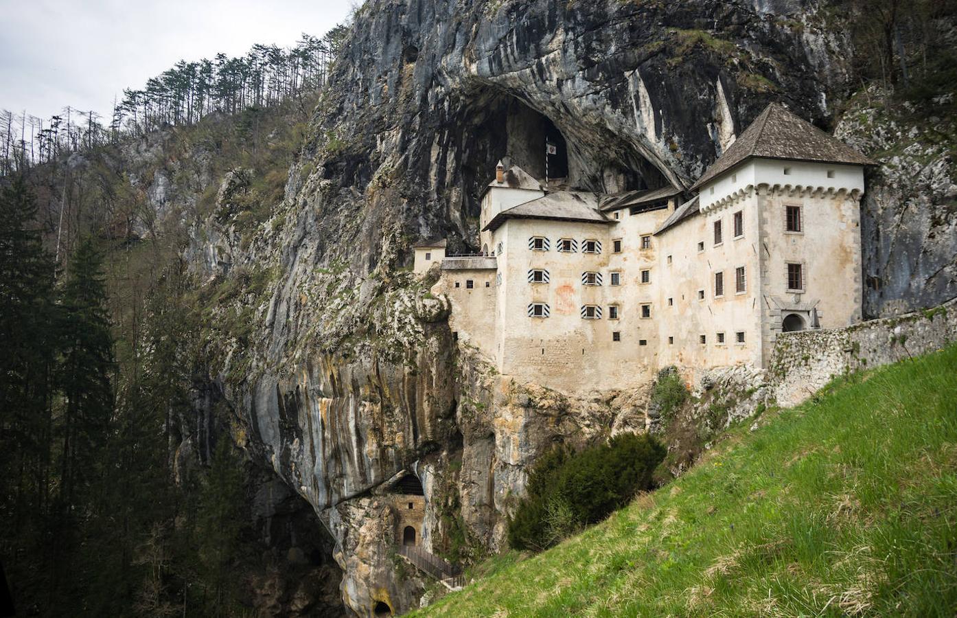 Castillo de Predjama (Eslovenia). Su estructura y su ubicación en un entorno tan espectacular lo han convertido en un escenario habitual en películas y documentales. El castillo actuó como refugio para Erazem de Predjama en el siglo XV, un legendario barón ladrón que resistió el asedio de un año y se convirtió en una figura a lo Robin Hood.