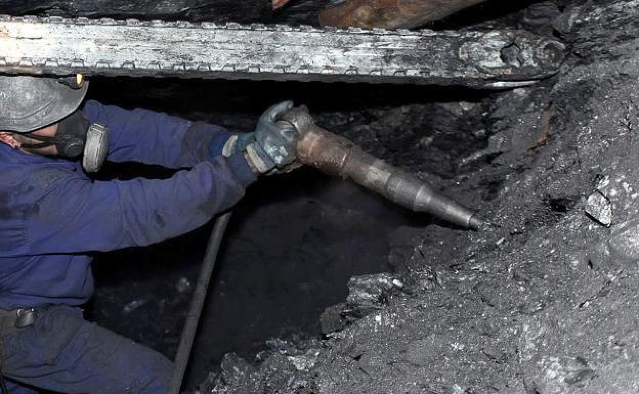 Un trabajador en una mina en una imagen de archivo. 