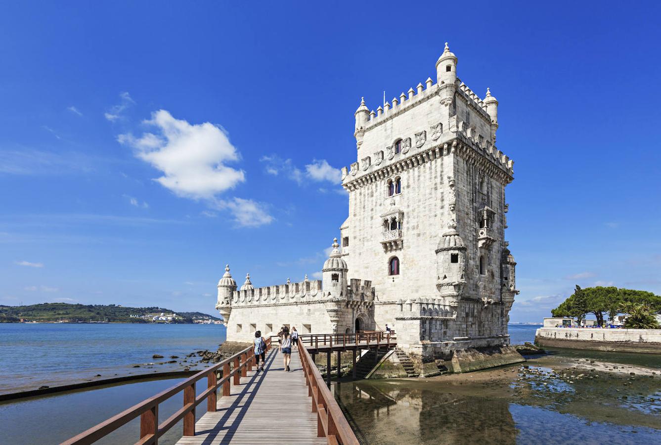 Torre de Belém (Portugal). Es uno de los iconos de Portugal y de su capital, Lisboa. Se encuentra sobre el río Tajo en una de las entradas de la ciudad. Está clasificada como Patrimonio de la Humanidad.