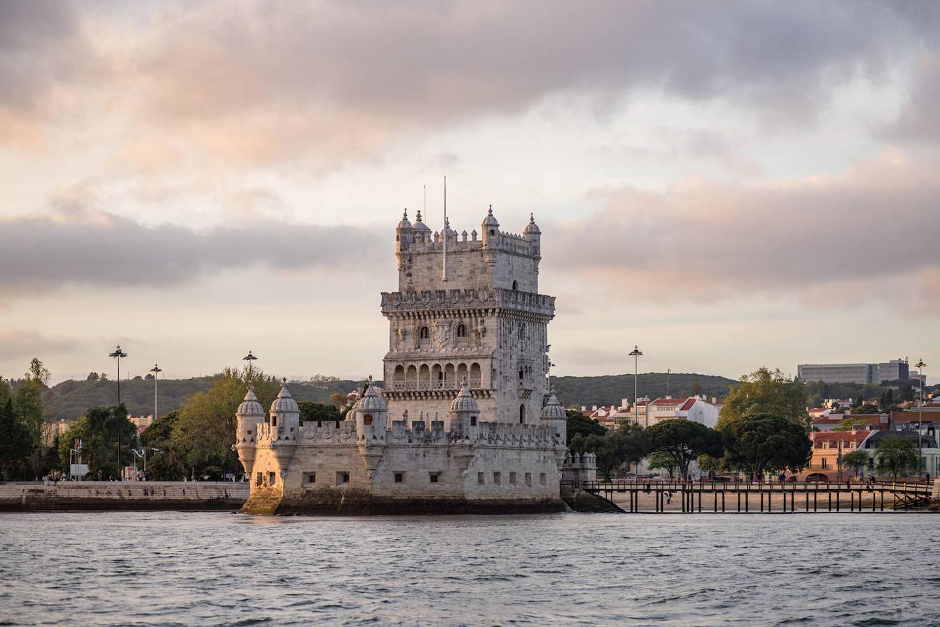 Torre de Belém (Portugal). Construida en el siglo XVI, la torre se convirtió en prisión durante la invasión española de Portugal. El interior merece una visita por la subida al último piso por la vista sobre el amplio estuario del Tajo y la parte occidental de la ciudad de Lisboa.