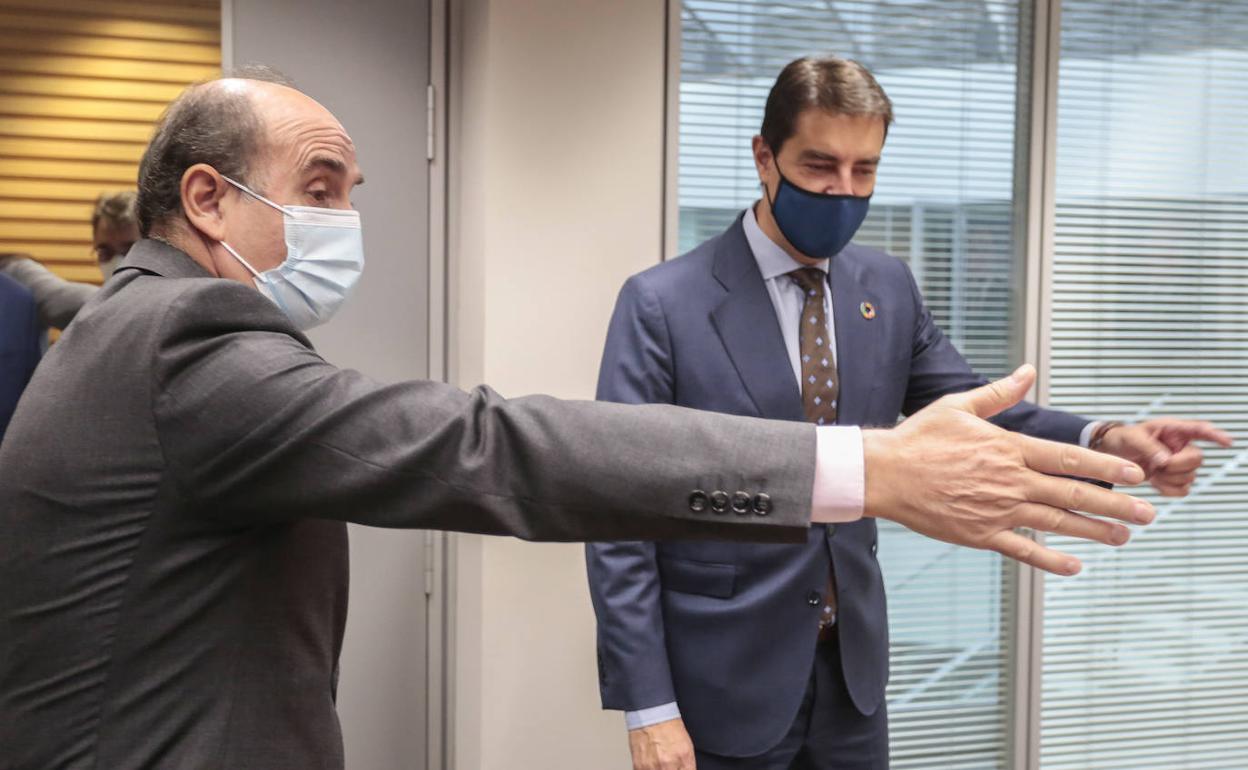 El consejero de Presidencia, Ángel Ibáñez, mantiene una reunión con el Procurador del Común, Tomás Quintana.