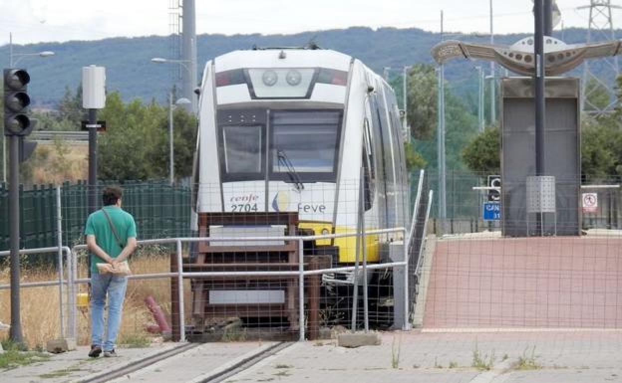 Imagen de una de los vehículos de Feve parados en León.