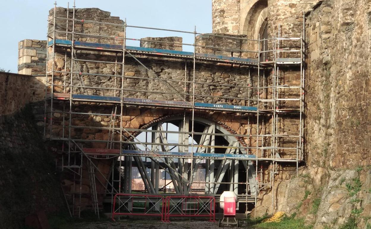 Obras de reparación del puente de acceso al Castillo de los Templarios de Ponferrada.