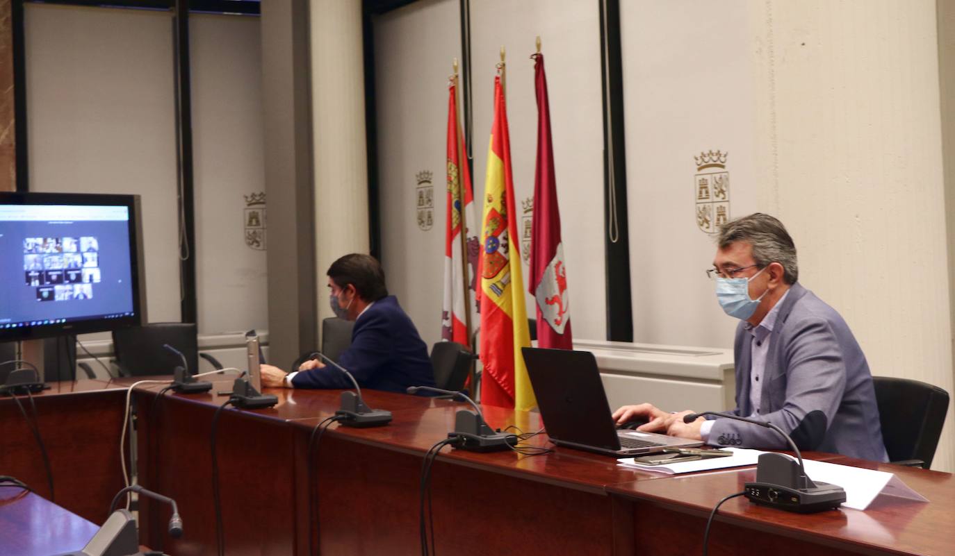 El consejero de Fomento y Medio Ambiente, Juan Carlos Suárez-Quiñones, mantiene por videoconferencia la reunión de coordinación de la campaña de Vialidad Invernal 2020-2021 con los delegados territorialesjnta
