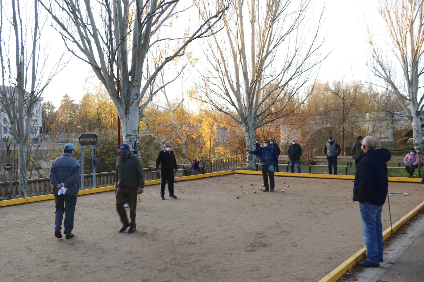 Sin poder jugar la partida ni a otros juegos populares como los bolos, este deporte tradicional se ha podido adaptar al coronavirus y cada tarde reúne a decenas de personas entre jugadores y espectadores en la bolera de San Marcos 