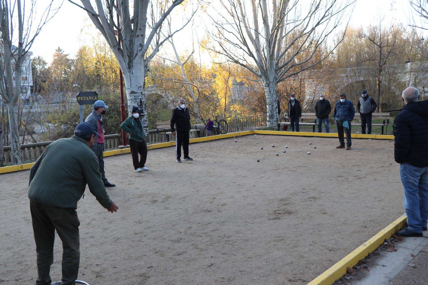 Sin poder jugar la partida ni a otros juegos populares como los bolos, este deporte tradicional se ha podido adaptar al coronavirus y cada tarde reúne a decenas de personas entre jugadores y espectadores en la bolera de San Marcos 