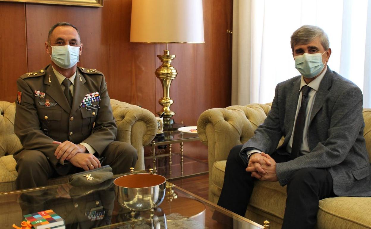 El Generak Vicente Torres y el rector García Marín. 