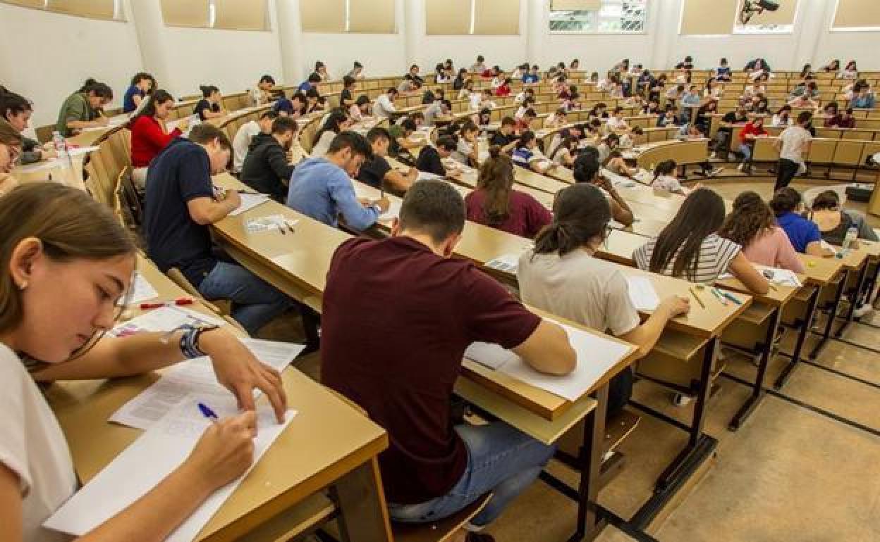 Alumnos universitarios en un examen. 