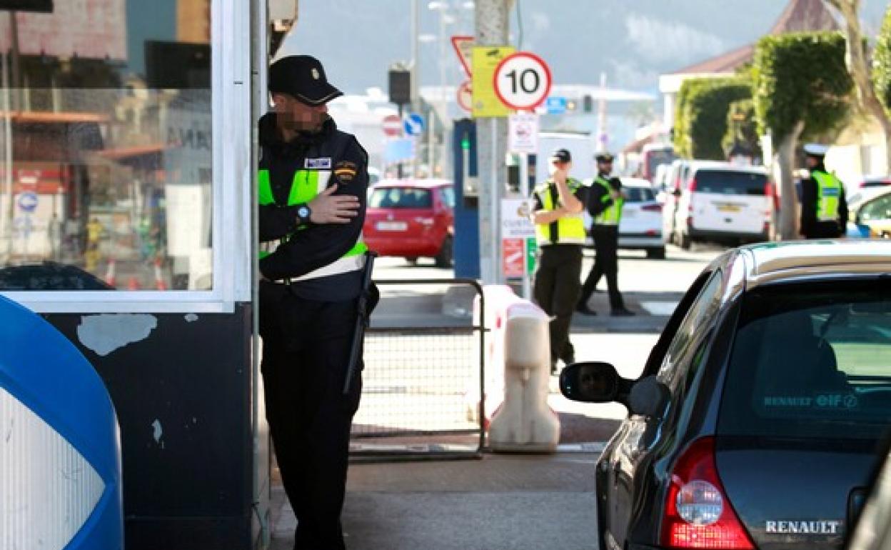 Un agente de la Policía Nacional en el control de entrada al Peñón 