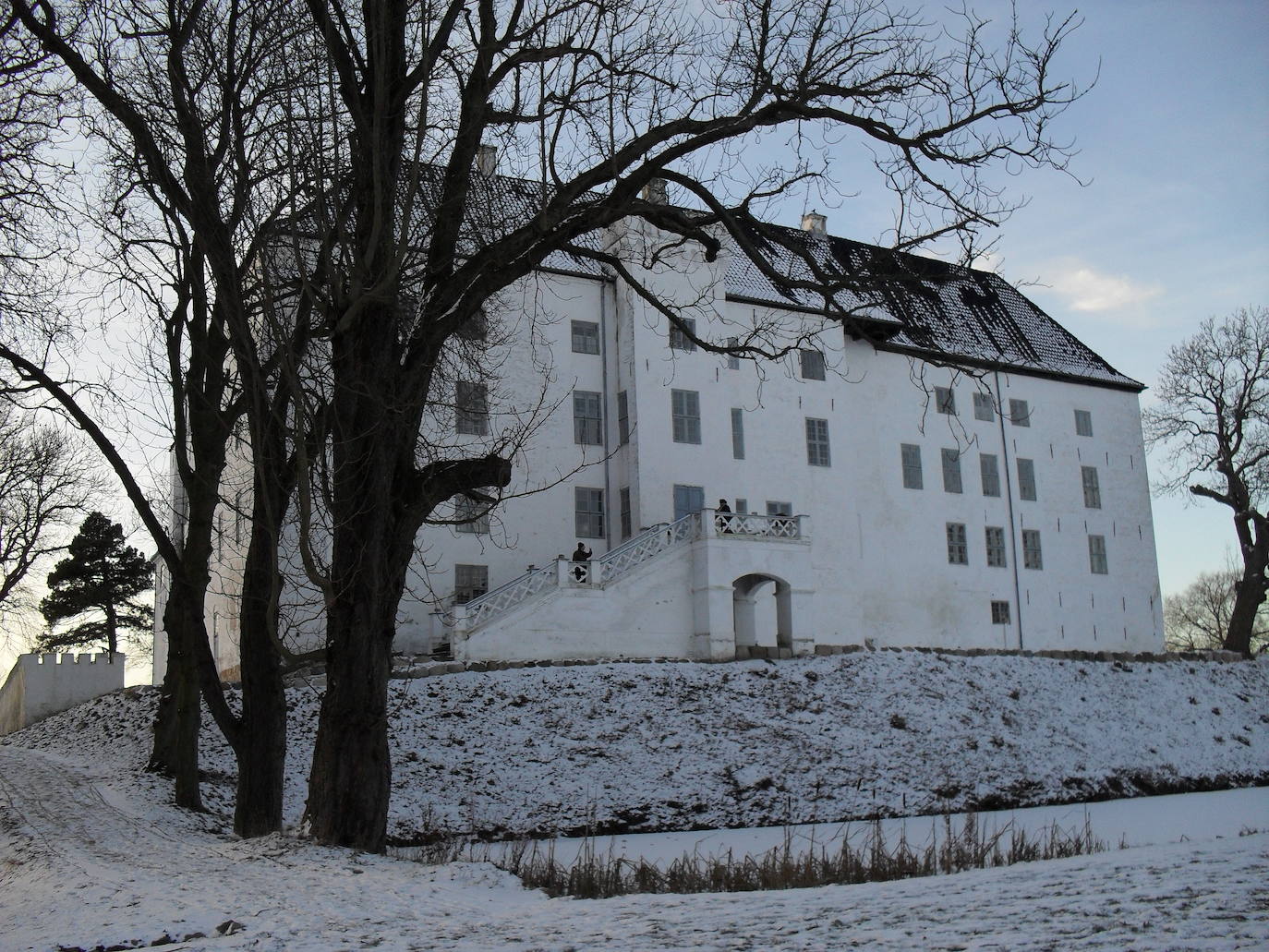 Este castillo se construyó en el siglo XII y durante un tiempo sirvió para acoger a familias nobles. Actualmente es un hotel y muchos amantes de lo paranormal reservan en él porque, según la leyenda, hay varios fantasmas atrapados entre sus paredes. 