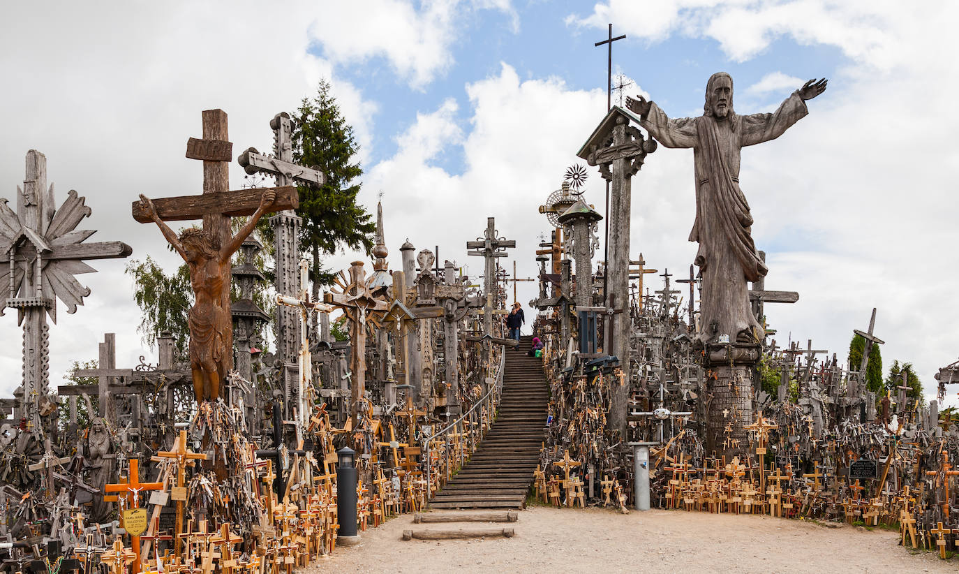 A pesar de que parece un cementerio, se cree que aquí no residen restos humanos. Es un sitio tan extraño que se ha convertido en uno de los rincones más turísticos del país. 